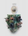 Rosi Steinbach: 
Waldstück 3 [Pilze], 2017, Keramik, glasiert, Gold und Platin, 58 x 37 x 24 cm

